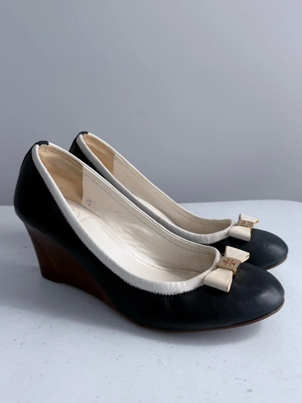 Tory Burch Shoes Sally Two Tone Leather Wedge Pumps Navy Ivory 6.5 / 36.5 Preppy - Picture 4 of 16